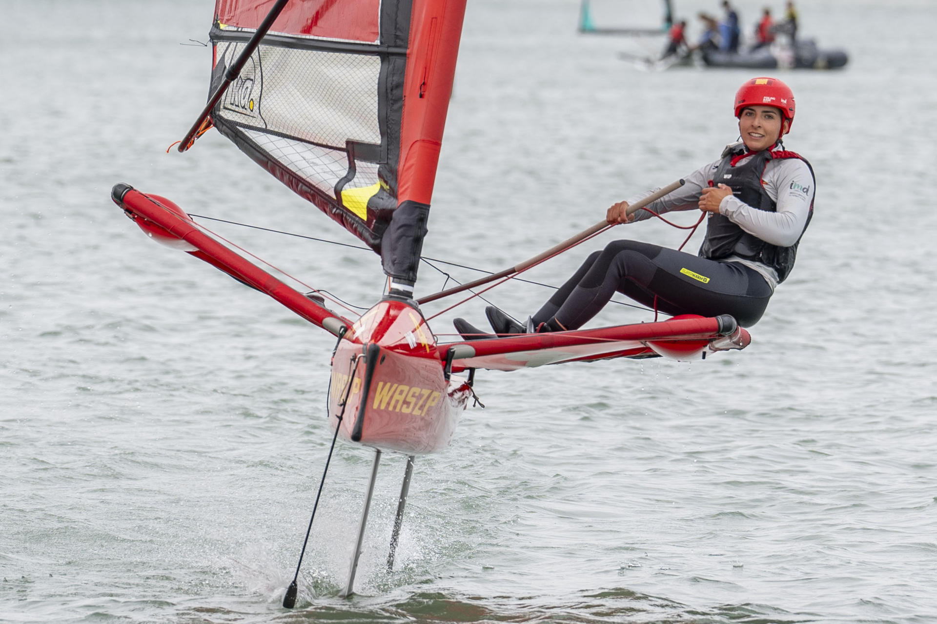 -La regatista española, la campeona de Europa de Waszp, Sol López, durante un entrenamiento en el club náutico Elcano en las aguas de la Bahía de Cádiz. EFE/Román Ríos.