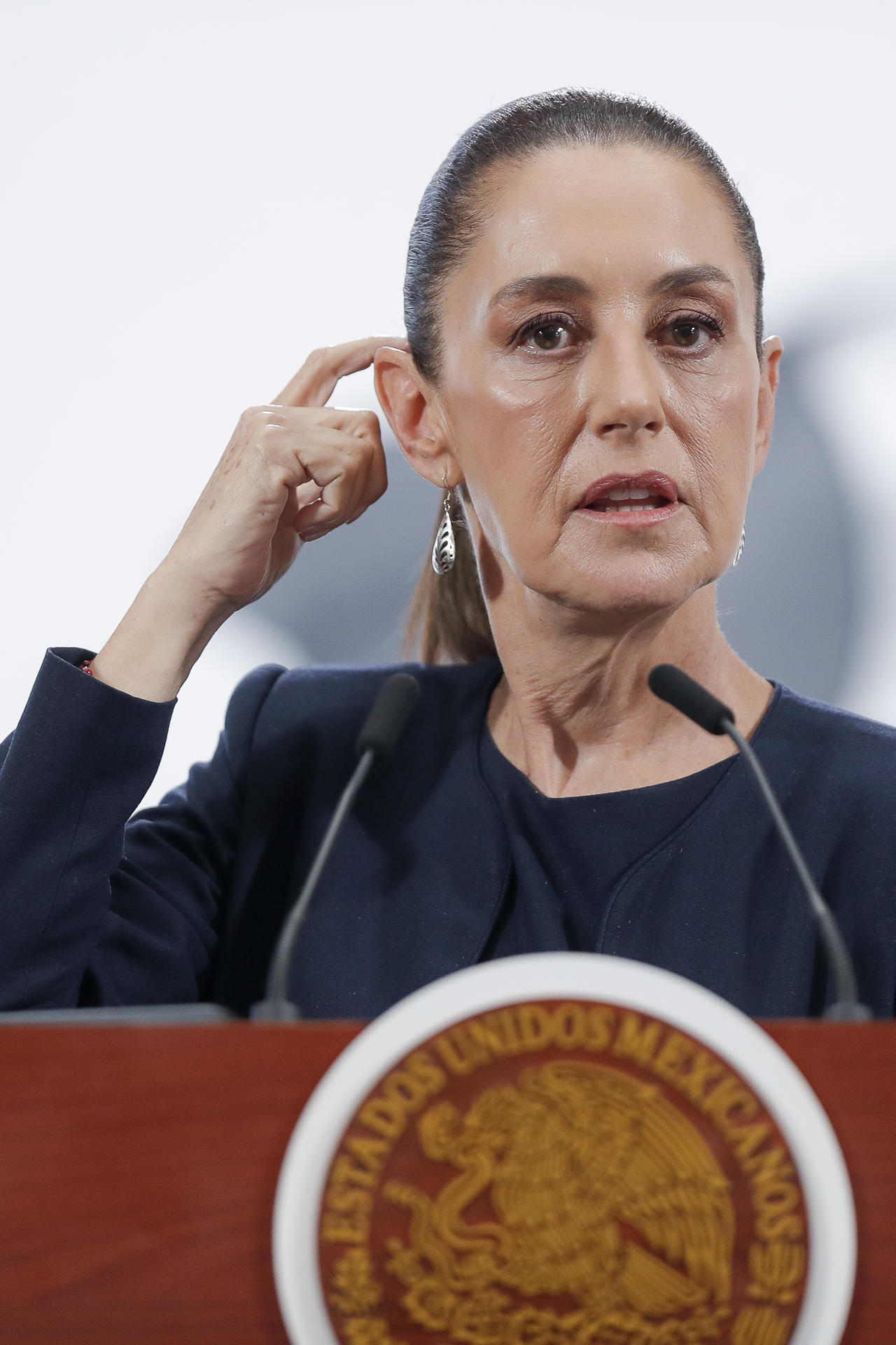 La presidenta de México, Claudia Sheinbaum, participa durante una rueda de prensa este jueves en Palacio Nacional de la Ciudad de México (México). EFE/ Isaac Esquivel