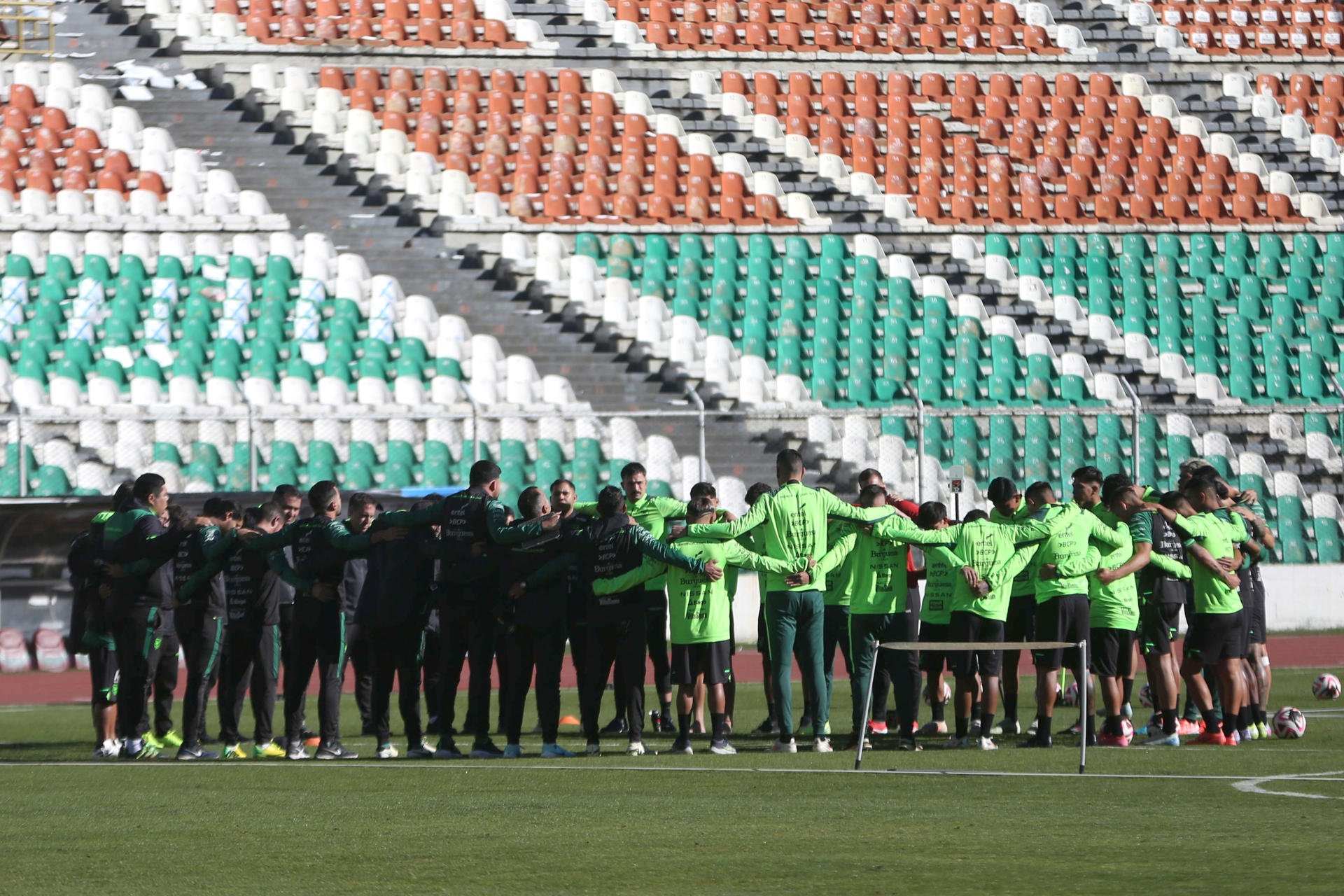 Jugadores de la selección boliviana de fútbol se preparan este jueves en La Paz para una jornada de entrenamientos con miras a los dos nuevos partidos de eliminatorias del Mundial de 2026. EFE/ Luis Gandarillas