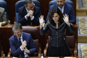La presidenta de la Comunidad de Madrid, Isabel Díaz Ayuso (d), interviene durante el pleno de la Asamblea en Madrid, este miércoles. EFE/ Mariscal