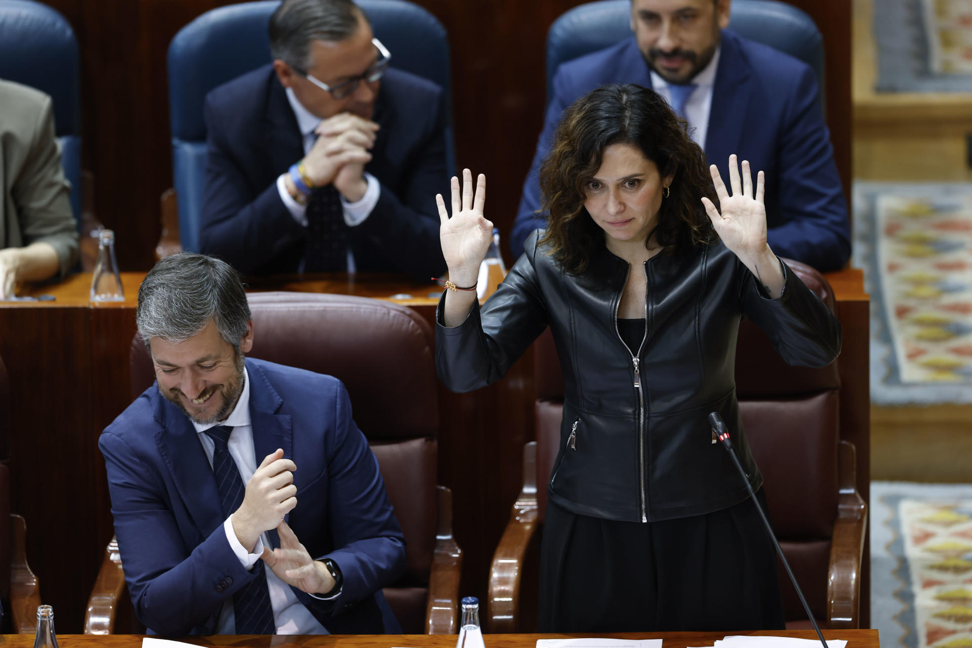 La presidenta de la Comunidad de Madrid, Isabel Díaz Ayuso (d), interviene durante el pleno de la Asamblea en Madrid, este miércoles. EFE/ Mariscal