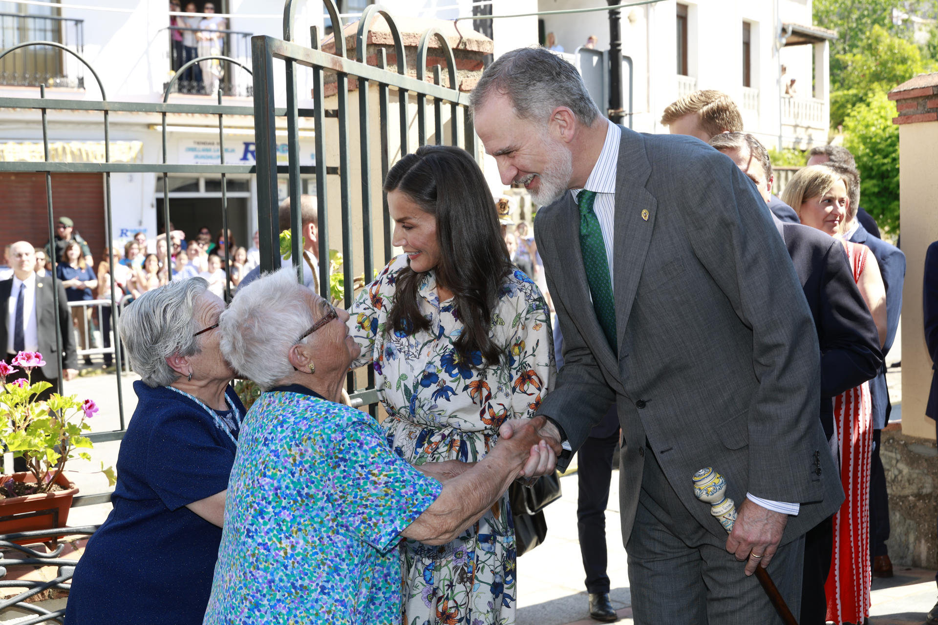 Los reyes Felipe y Letizia durante la visita realizada al Centro Día de Guadalupe, en el marco de su visita a la localidad cacereña de Guadalupe. EFE/Casa Real/Francisco Gómez  *****SOLO USO EDITORIAL/SOLO DISPONIBLE PARA ILUSTRAR LA NOTICIA QUE ACOMPAÑA (CRÉDITO OBLIGATORIO) *****