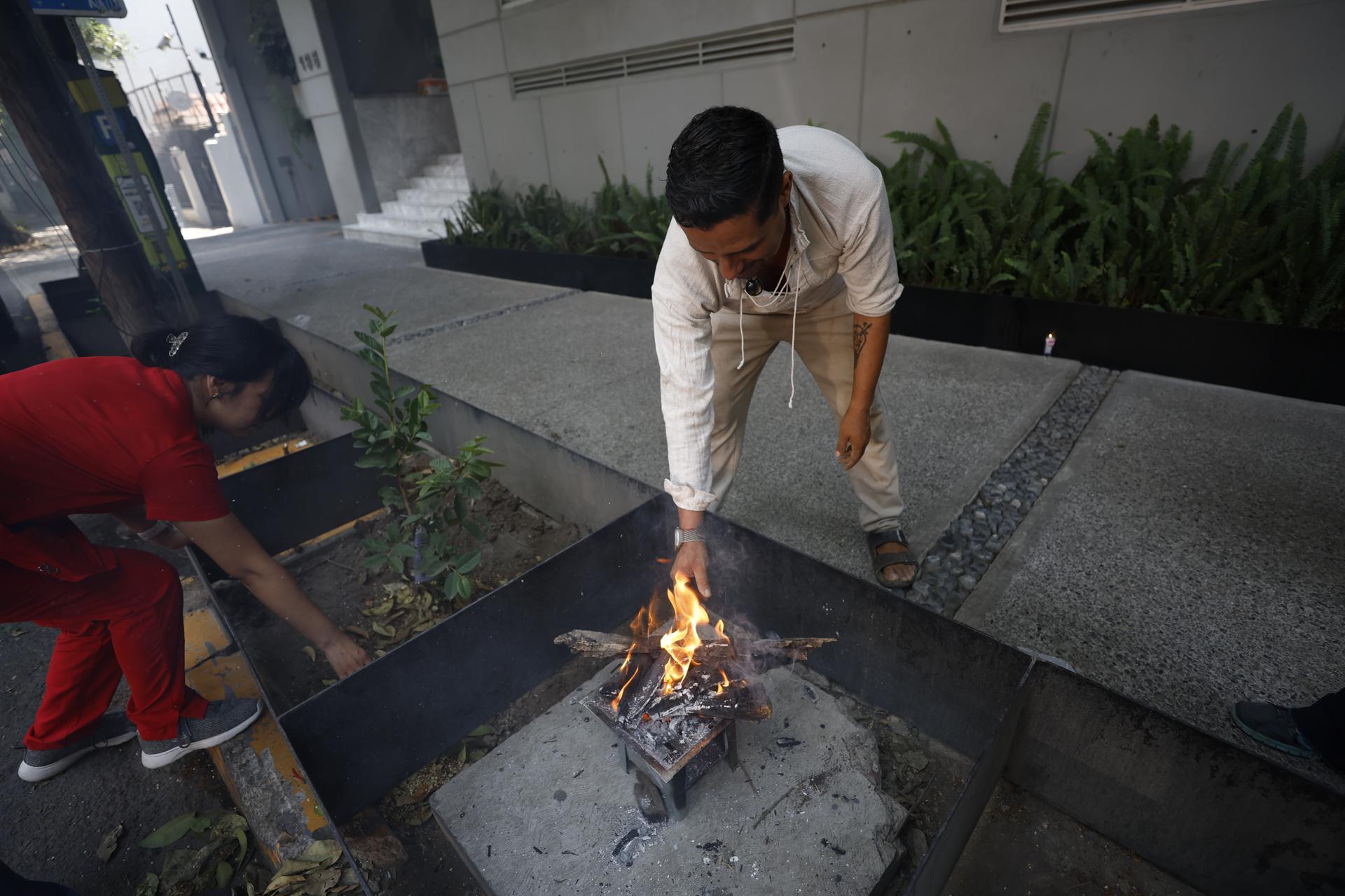 Un hombre siembra un árbol este lunes, en Ciudad de México (México). EFE/ Sáshenka Gutiérrez