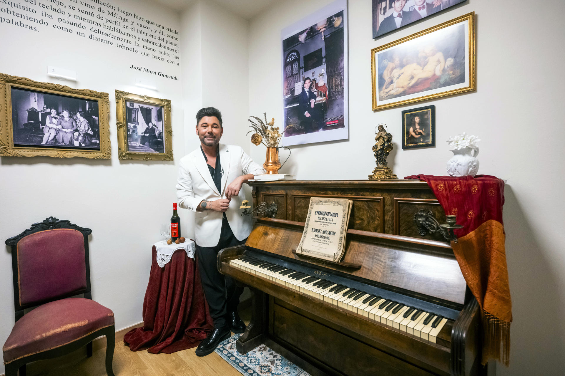 El cantaor Miguel Poveda posa este martes junto a un piano en el interior del edificio de la Acera del Darro 50 en Granada, un inmueble que fue casa de Federico García Lorca durante siete años de su adolescencia recuperado para convertirse en "mirilla" cultural al universo lorquiano, un nuevo punto de encuentro para rutas y otros actos. EFE/Miguel Ángel Molina