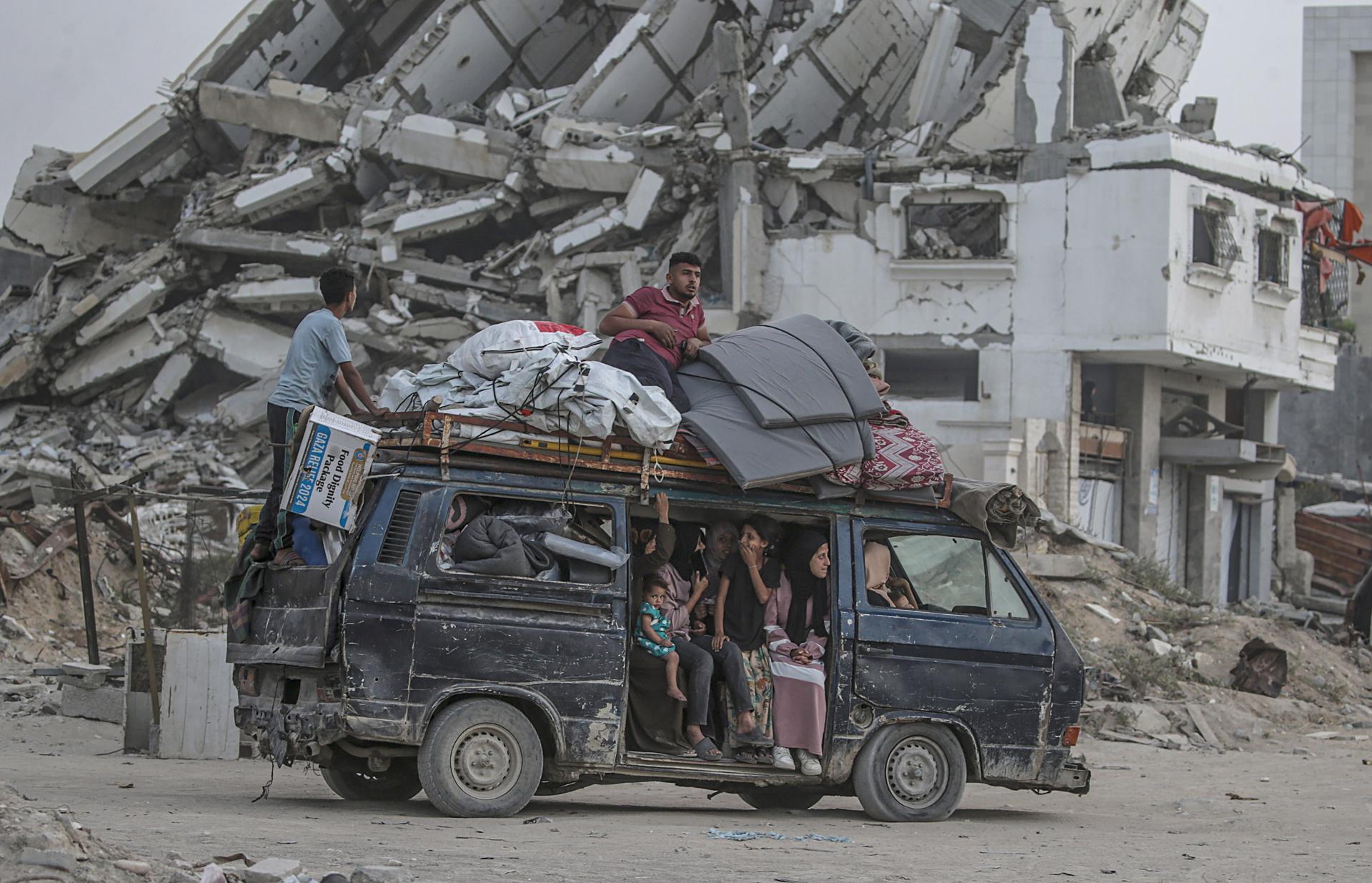 Palestinos desplazados internos se marchan con sus pertenencias tras una orden de evacuación emitida por el Ejército israelí desde el norte de la Franja de Gaza, en la ciudad de Gaza, el 19 de mayo de 2025.
EFE/EPA/MOHAMMED SABER
//////////
GAZA CITY (---), 20/05/2025.- Internally displaced Palestinians leave with their belongings following an evacuation order issued by the Israeli army from the northern Gaza Strip, in Gaza City, 19 May 2025. According to the UN, at least 1.9 million people (or nine in ten people) across the Gaza Strip are internally displaced, including people who have been repeatedly displaced. Since October 2023, only about 11 percent of the Gaza Strip has not been placed under Israeli-issued evacuation orders, the UN aid coordination office OCHA said. EFE/EPA/MOHAMMED SABER