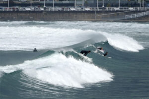 En la imagen, surfistas cogiendo olas en la playa de San Lorenzo. EFE/Paco Paredes