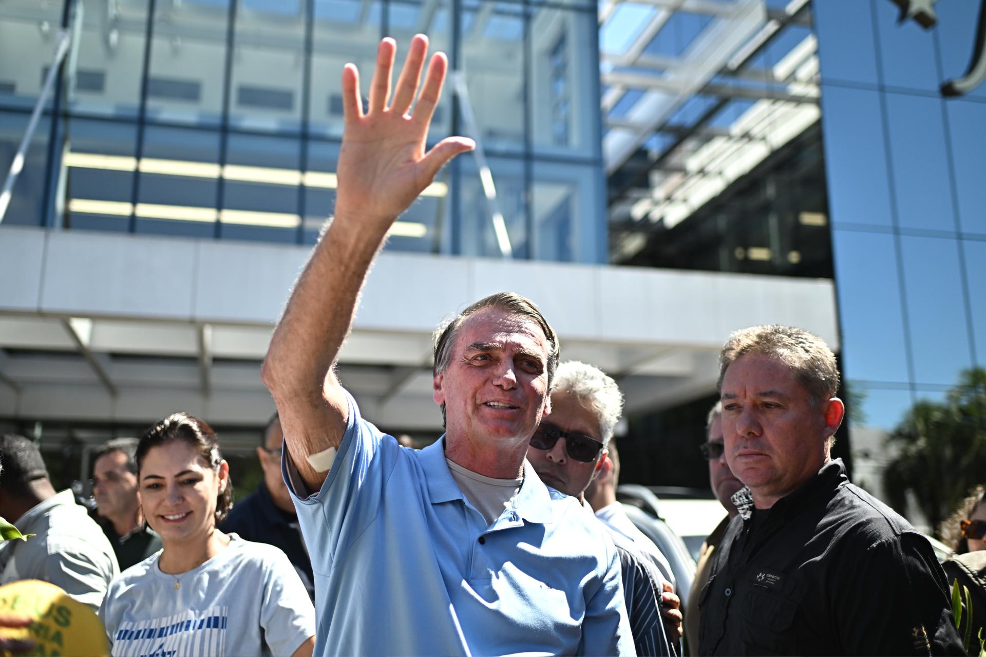 El expresidente de Brasil, Jair Bolsonaro, saluda al salir del Hospital DF Star de Brasilia este domingo, en Brasilia (Brasil). EFE/ Andre Borges