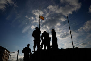 Imagen de archivo de unos soldados españoles sobre un vehículo militar. EFE/ Rodrigo Jiménez