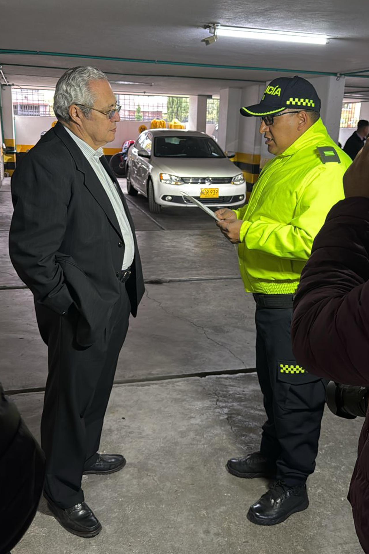 Fotografía cedida que muestra el momento en el que un agente de la Policía de Colombia captura al expresidente del Senado de Colombia Iván Name este miércoles, en Bogotá (Colombia). EFE/ Stringer