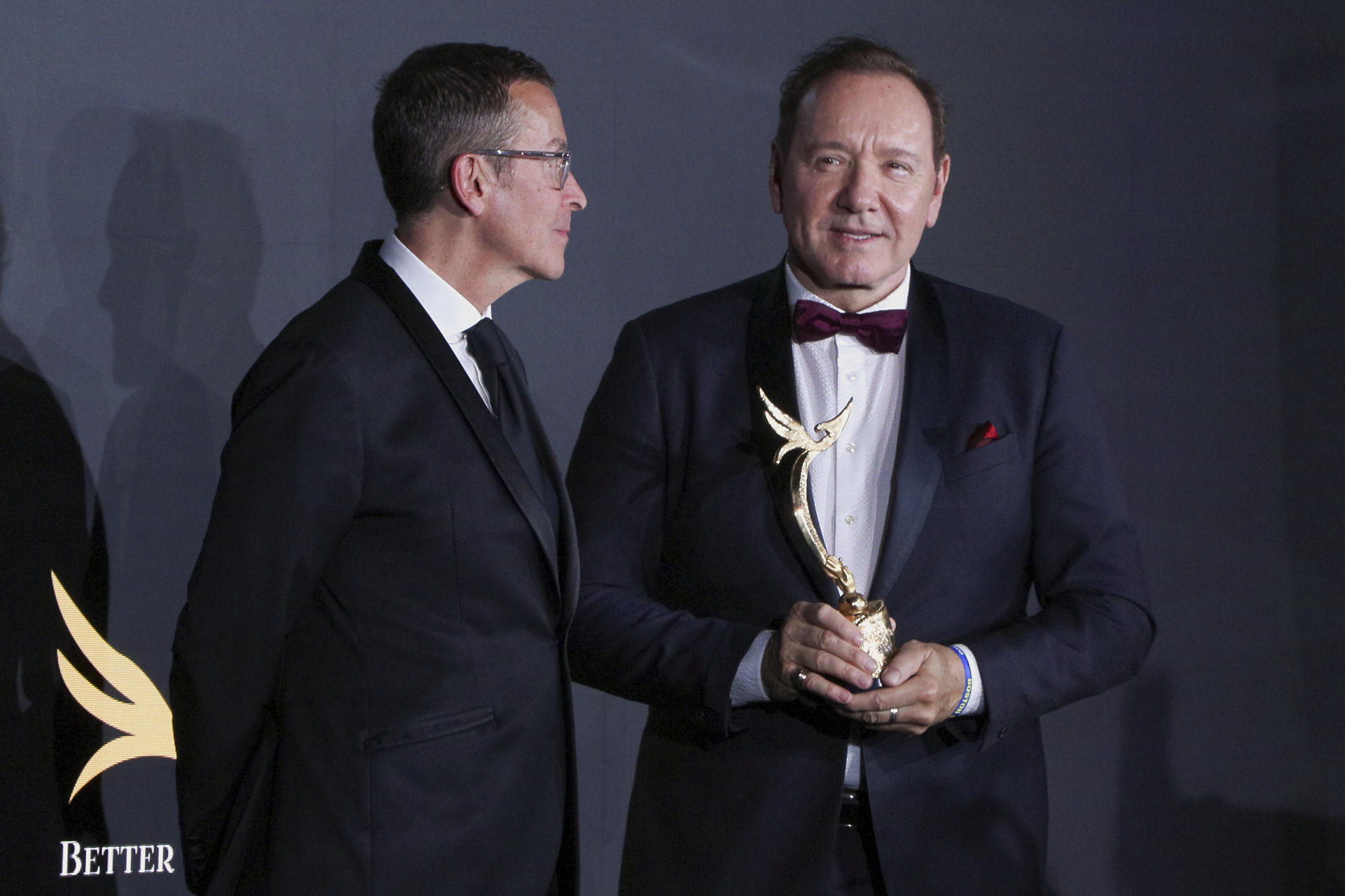Manuel Collas de La Roche (i), fundador y presidente de la fundación Better World Fund, entrega al actor estadounidense Kevin Spacey (d) el premio a toda su trayectoria, este 20 de mayo de 2025 en Cannes. EFE/Edgar Sapiña Manchado