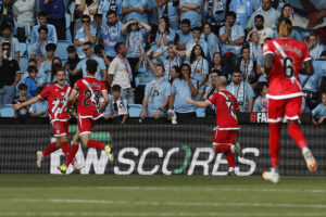 El centrocampista del Rayo Jorge de Frutos (i) celebra el segundo gol de su equipo durante el partido de la jornada 37 de LaLiga entre el Celta de Vigo y el Rayo Vallecano, este domingo en el estadio de Balaídos, en Vigo. EFE / Salvador Sas