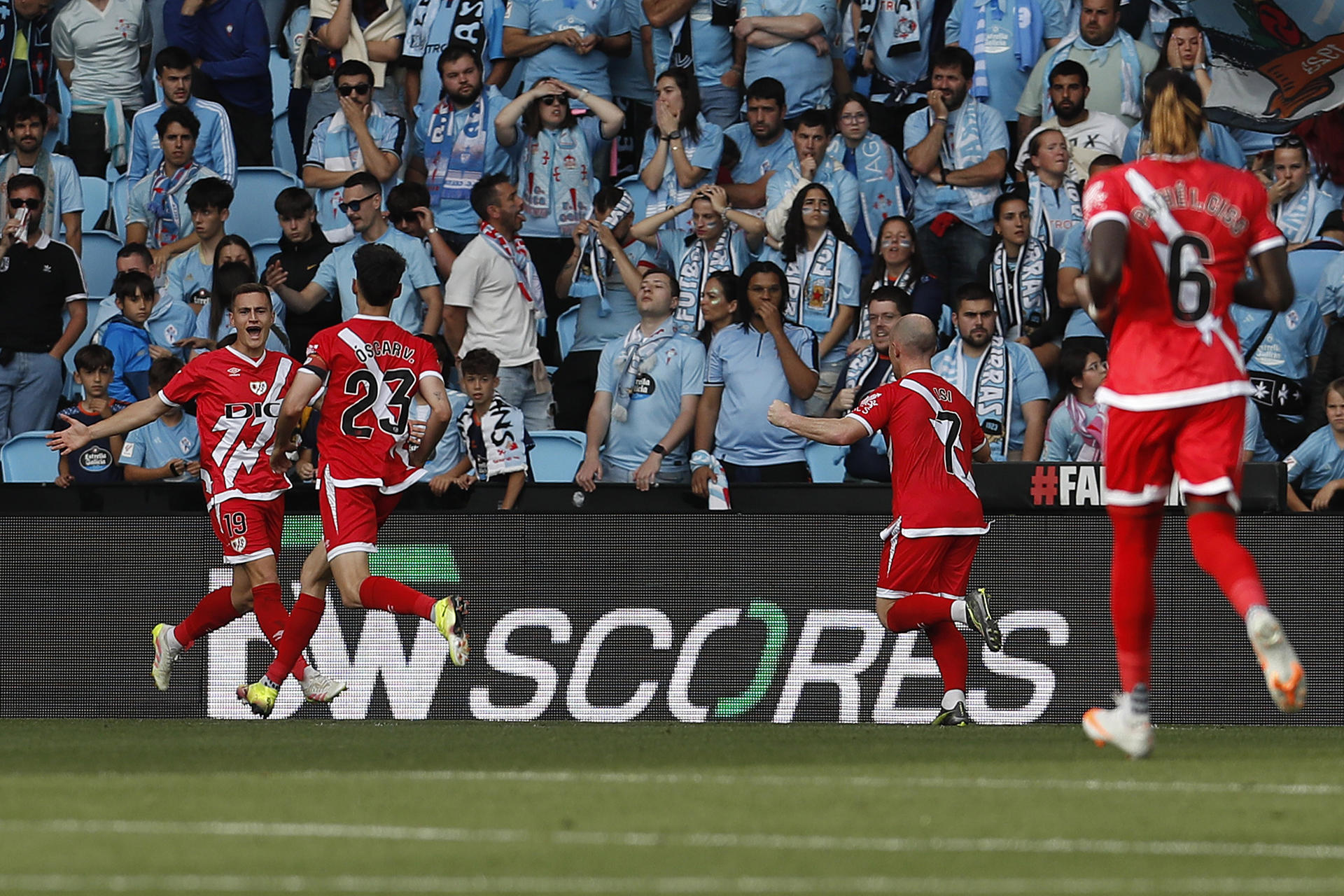 El centrocampista del Rayo Jorge de Frutos (i) celebra el segundo gol de su equipo durante el partido de la jornada 37 de LaLiga entre el Celta de Vigo y el Rayo Vallecano, este domingo en el estadio de Balaídos, en Vigo. EFE / Salvador Sas