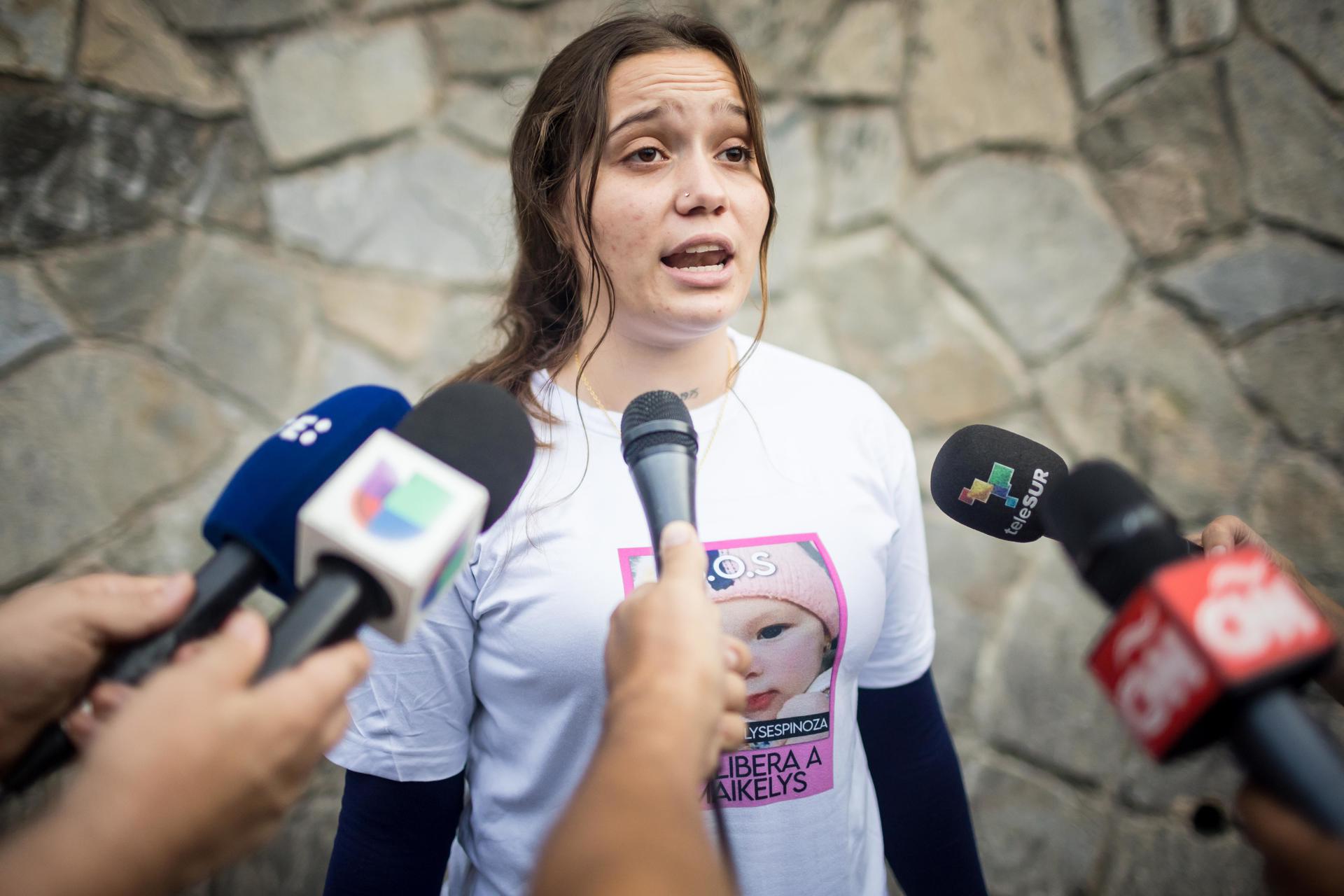 La madre de Maikelys Espinoza, Yorely Bernal, ofrece declaraciones a periodistas este jueves, en una manifestación por el Día Internacional del Trabajador en Caracas (Venezuela). EFE/ Miguel Gutiérrez