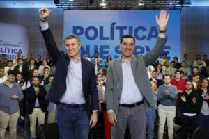 El presidente del PP, Alberto Núñez Feijóo y el presidente de la Junta de Andalucía, Juanma Moreno en una imagen de archivo durante la clausura la Interparlamentaria del PP. EFE/ Julio Muñoz