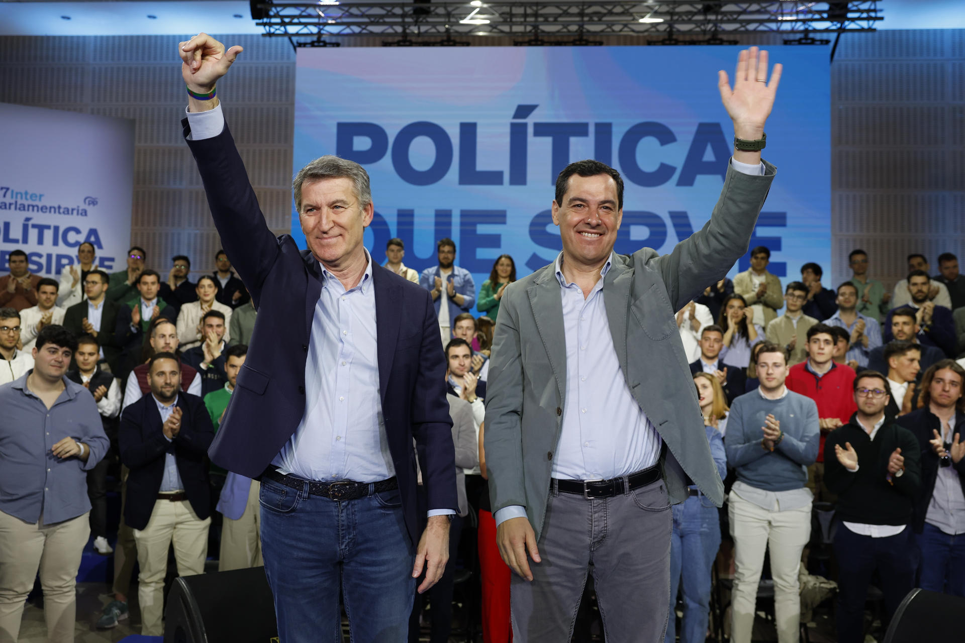 El presidente del PP, Alberto Núñez Feijóo y el presidente de la Junta de Andalucía, Juanma Moreno en una imagen de archivo durante la clausura la Interparlamentaria del PP. EFE/ Julio Muñoz