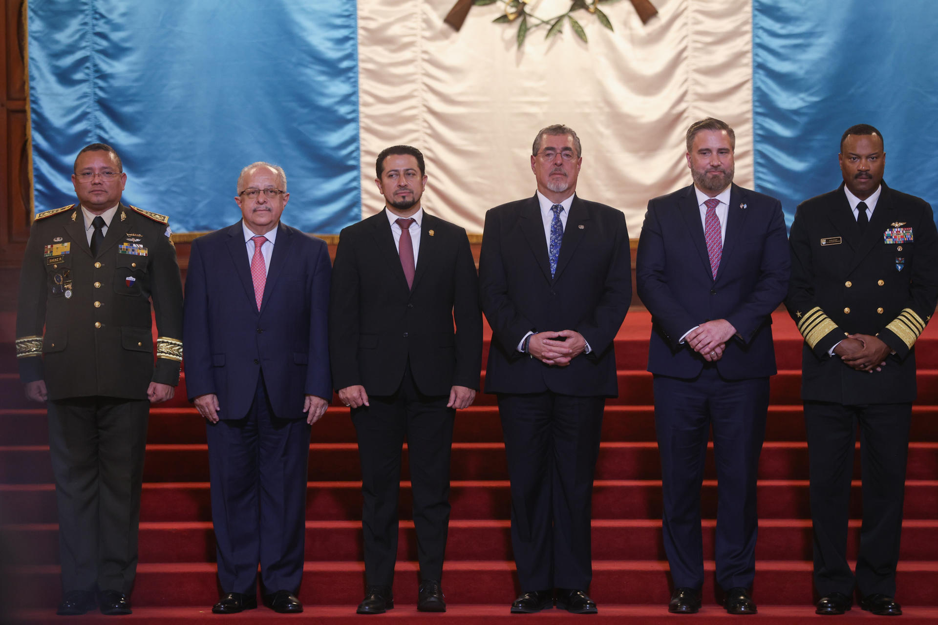 Desde la izquierda Henry Saenz Ramos, ministro de la Defensa Nacional en Guatemala; Carlos Martínez, canciller de Guatemala; Nery Ramos, presidente del Congreso de la República de Guatemala; Bernardo Arévalo de León, presidente de Guatemala; Tobin Bradley, embajador de Estados Unidos en Guatemala, y el Almirante Alvin Holsey, comandante del Comando Sur de los Estados Unidos, posan durante un acto este jueves, en Ciudad de Guatemala (Guatemala). EFE/ Mariano Macz.