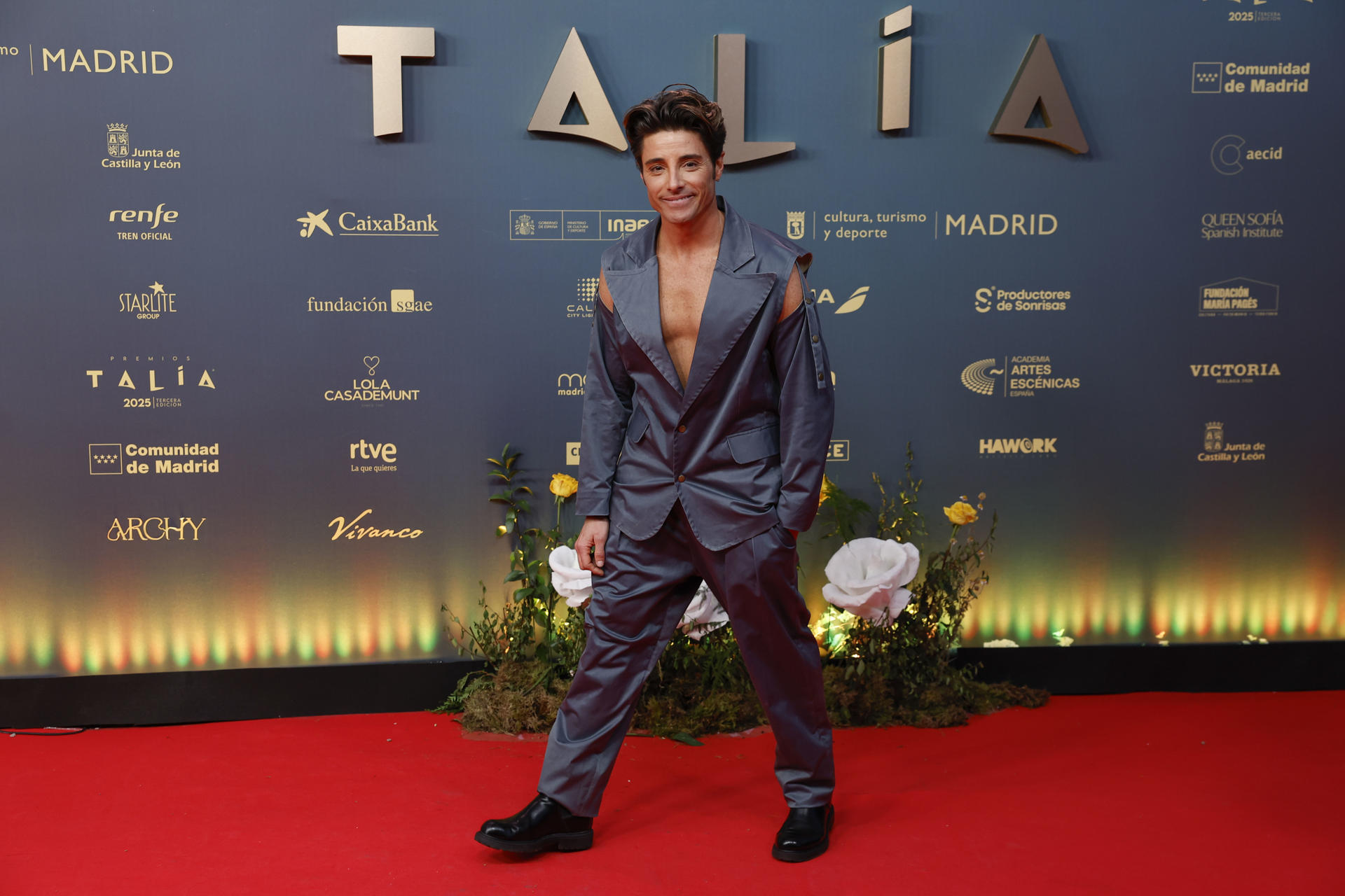 El actor Aaron Cobos posa a su llegada a la alfombra roja de los Premios Talía, este lunes en Madrid. EFE/ Chema Moya