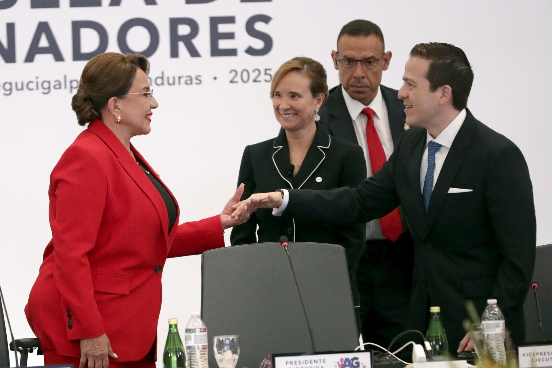 La presidenta de Honduras, Xiomara Castro (i), saluda al vicepresidente del Banco Centroamericano de Integración Económica (BCIE), Jaime Díaz Palacios, junto a la presidenta ejecutiva del BCIE, Gisela Sánchez, durante la 65ª sesión ordinaria de Gobernadores de la entidad en Tegucigalpa (Honduras). EFE/ Gustavo Amador
