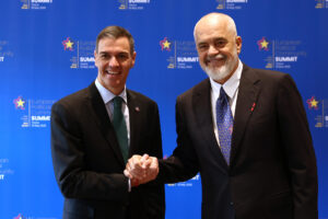 El presidente del Gobierno español, Pedro Sánchez, durante la reunión mantenida con el primer ministro albanés, Edi Rama, anfitrión de la reunión de líderes de la Comunidad Política Europea que se celebra en Tirana. EFE/ Moncloa/Fernando Calvo SOLO USO EDITORIAL/SOLO DISPONIBLE PARA ILUSTRAR LA NOTICIA QUE ACOMPAÑA (CRÉDITO OBLIGATORIO)