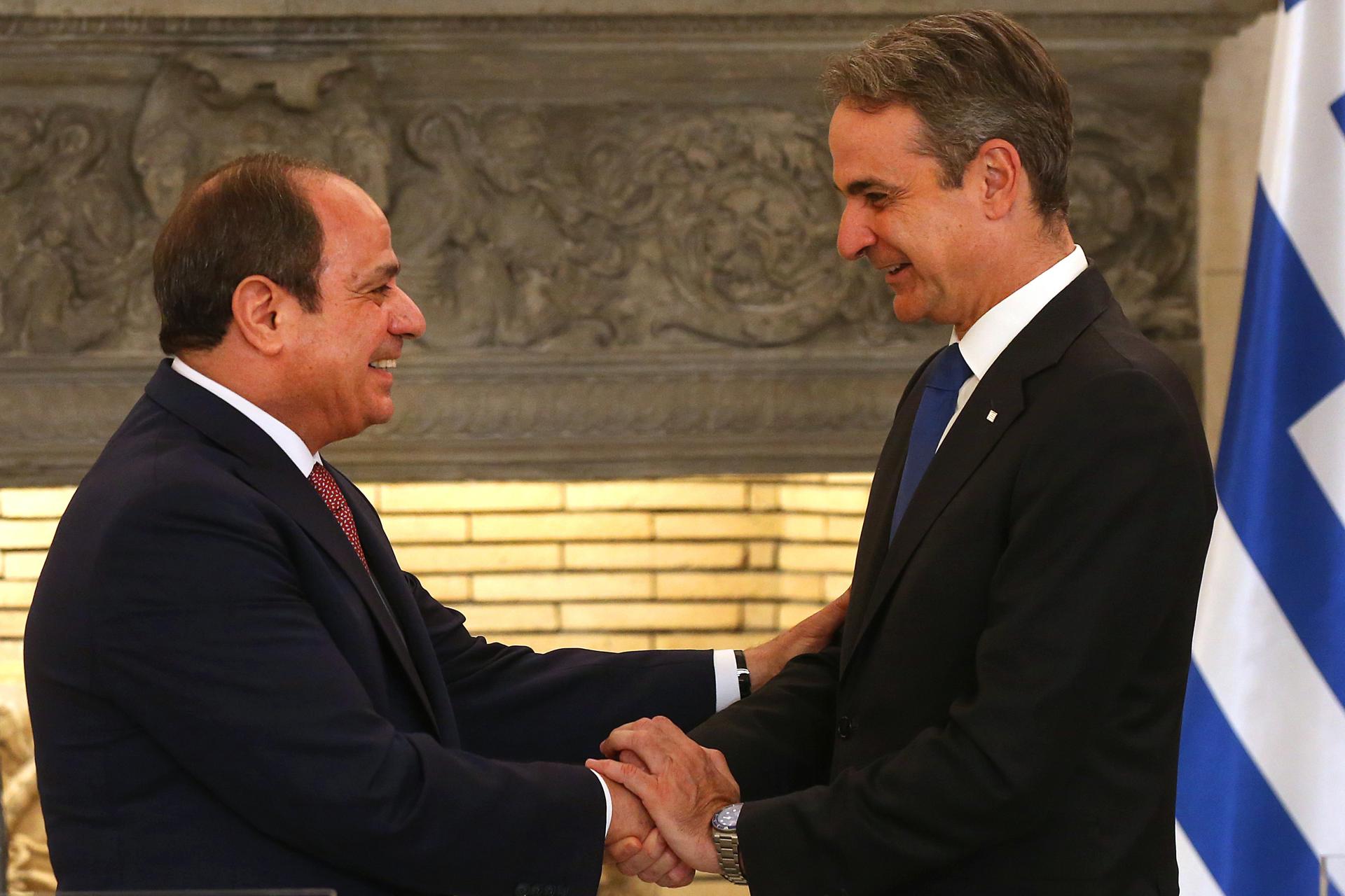 El primer ministro griego Kyriakos Mitsotakis (D) y el presidente de Egipto Abdel Fattah al-Sisi (I) intercambiaron saludos tras la conclusión del 1er Consejo de Cooperación de Alto Nivel Grecia-Egipto, en la Mansión Maximos, Atenas, 7 de mayo de 2025. El presidente egipcio Abdel Fattah al-Sisi visita Atenas. (Egipto, Grecia, Atenas) EFE/EPA/ORESTIS PANAGIOTOU