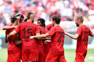 El jugador del Bayern Michael Olise celebra con sus compañeros el 0-1 durante el último partido de la temporada que han jugado TSG Hoffenheim y FC Bayern Munich, en Sinsheim, (Alemania. EFE/EPA/ANNA SZILAGYI