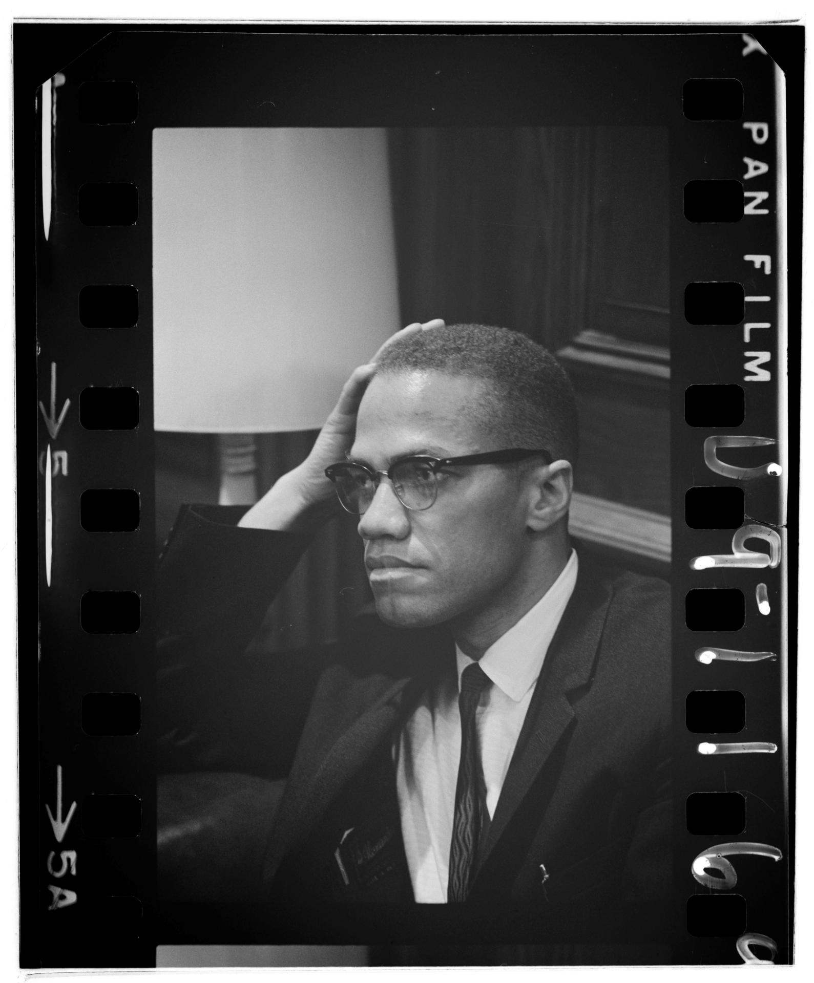 Fotografía del 26 de marzo de 1964 cedida por la Biblioteca del Congreso de Estados Unidos donde aparece Malcolm X durante una conferencia de prensa de Martin Luther King sobre la Ley de Derechos Civiles de 1964 en el Capitolio en Washington (Estados Unidos). EFE/Marion S. Trikosko/Biblioteca del Congreso