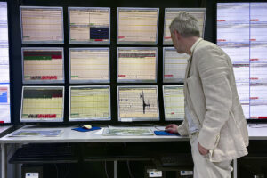 En la imagen de archivo, un funcionario del Observatorio Vesubiano revisa los monitores que controlan la actividad sísmica de la caldera volcánica de los Campos Flégreos. EFE/Gonzalo Sánchez