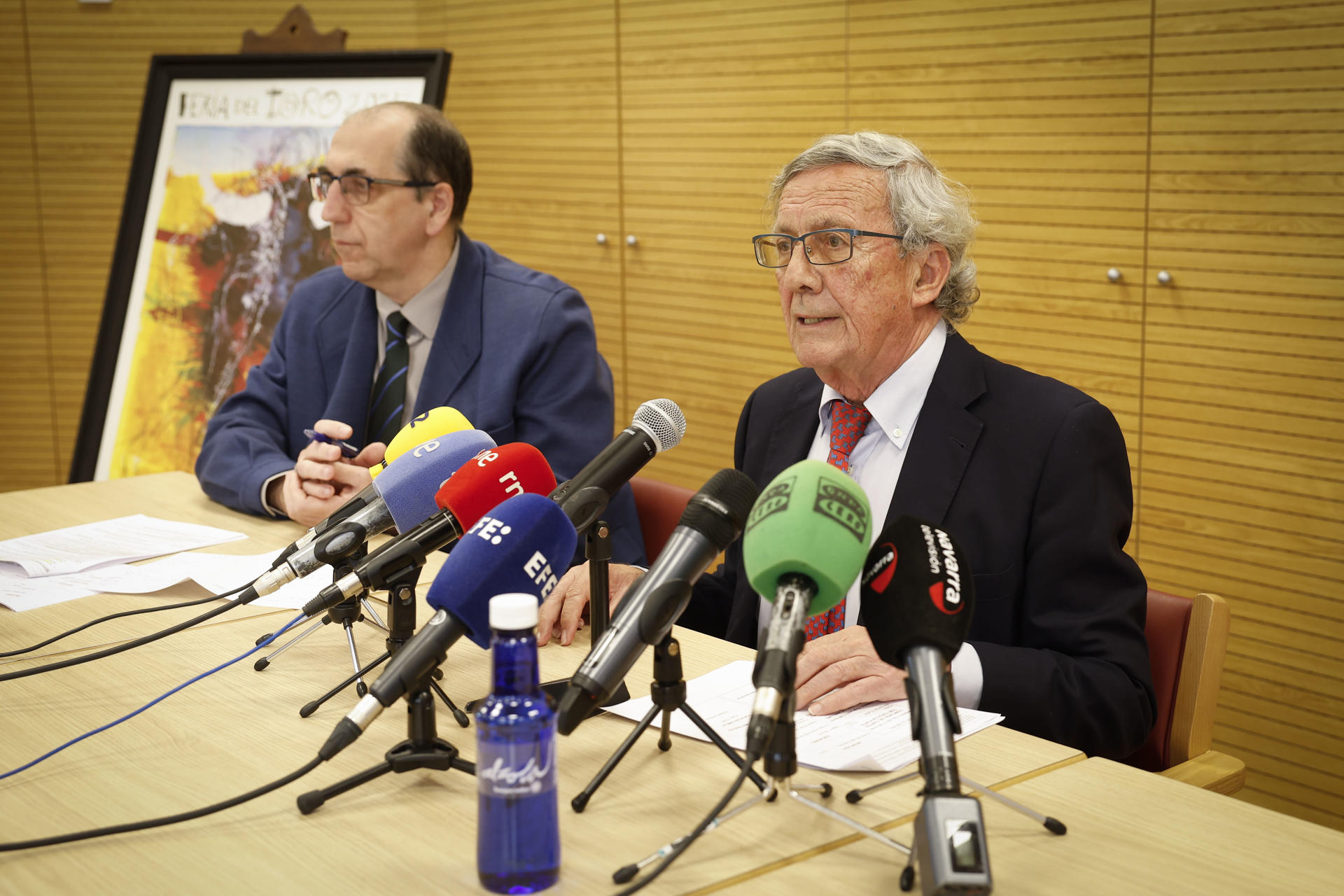 El presidente de la Comisión Taurina de la Casa de Misericordia, José María Marco (d), ha desvelado este martes el cartel de los matadores para estos Sanfermines en el que Roca Rey será un año más el protagonista de la Feria del Toro de Pamplona en la que contará con dos tardes, la más destacada, junto con Morante de la Puebla el día 9. EFE/ Villar López