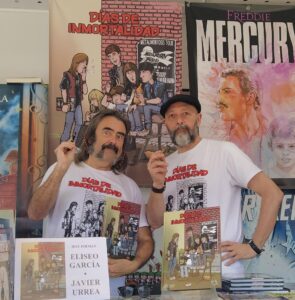 Eliseo García (iz.) y Javier Urrea, guionista y dibujante del cómic "Días de inmortalidad", en la caseta de la editorial Drakul en la feria del libro de Alcalá de Henares (Madrid) .EFE///SOLO USO EDITORIAL