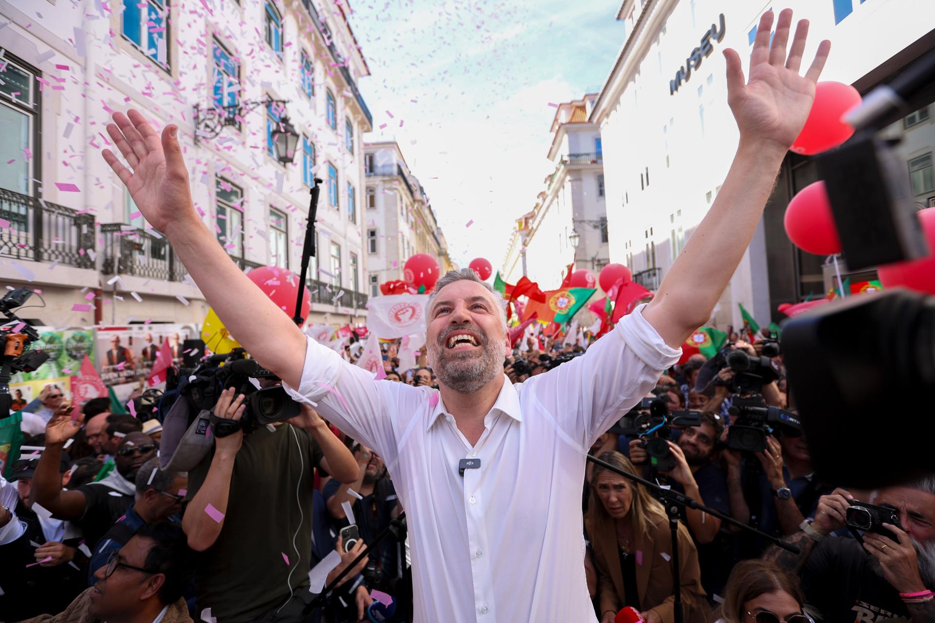 El secretario general del Partido Socialista (PS) Pedro Nuno Santos gesticula durante un acto de campaña en Chiado en el último día de la campaña electoral legislativa, en Lisboa, Portugal, el 16 de mayo de 2025. Portugal celebrará elecciones legislativas anticipadas el 18 de mayo de 2025. (Elecciones, Lisboa) EFE/EPA/JOSE SENA GOULAO