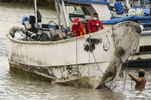 Fotografía tomada el 15/04/2024, de la embarcación encontrada en el estado de Pará, en la Amazonía brasileña. El 13 de abril se cumplió un año desde que unos pescadores de la bahía de Maiaú, en Pará (nordeste de Brasil), encontraron a la deriva una embarcación blanca y azul celeste de unos quince metros de eslora con nueve cadáveres muy deteriorados a bordo, 27 móviles y dos documentos de identidad: uno de Mauritania y otro de Mali. EFE/ Raimundo Paccó