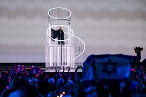 Yuval Raphael, de Israel, al interpretar la canción 'New Day Will Rise', durante la segunda semifinal del 69º Festival de la Canción de Eurovisión, este jueves, 15 de mayo, en Basilea (Suiza) EFE/Georgios Kefalas