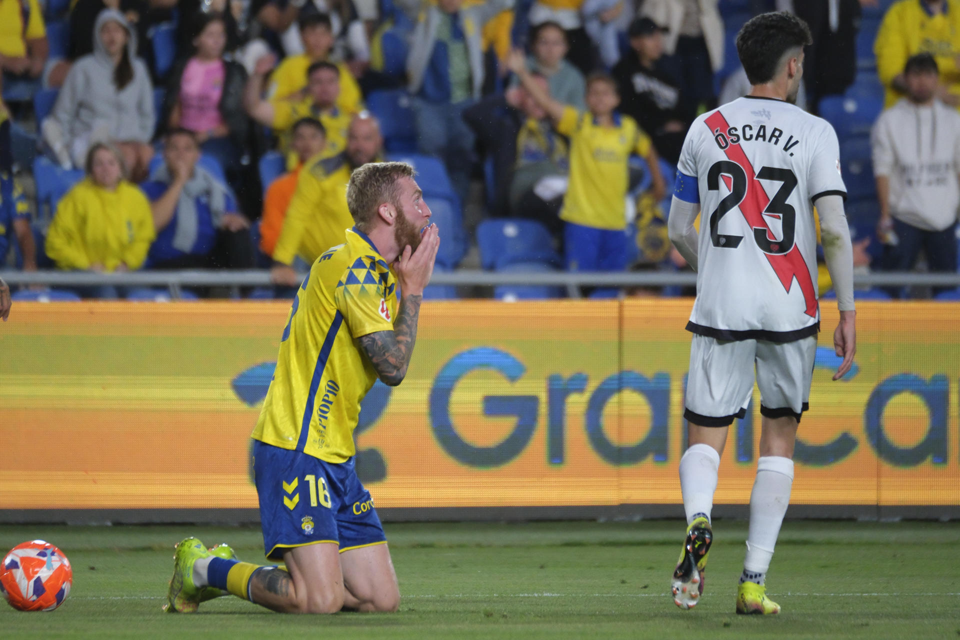 Oli McBurnie se lamenta tras recibir tarjeta amarilla. EFE / Angel Medina G.