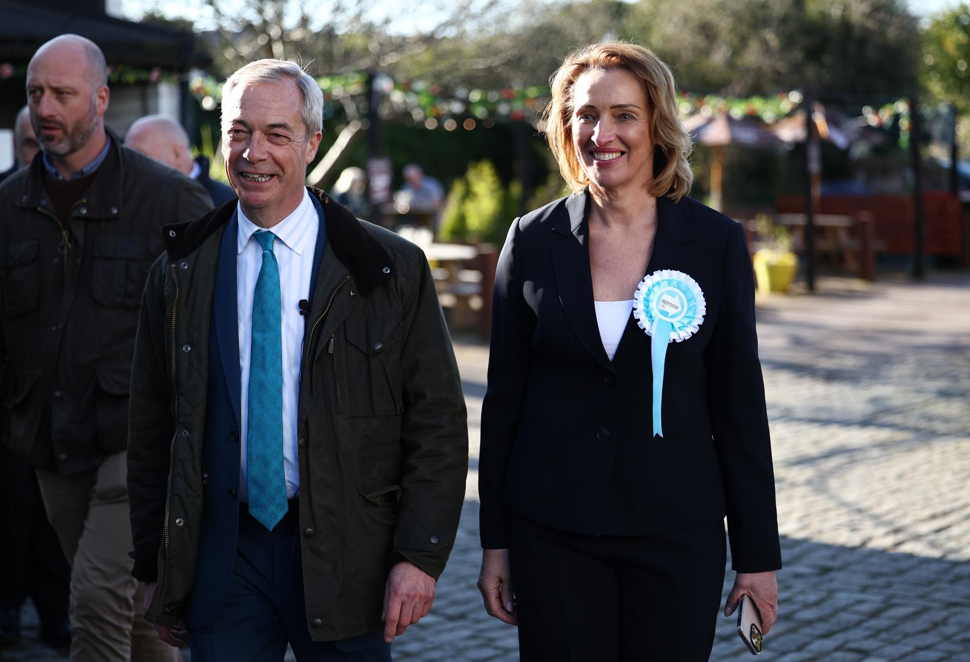 El líder de Reform UK, Nigel Farage, y la candidata a la elección parcial de Runcon y Helsby, Sarah Pochin, durante un paseo en Frodsham, Gran Bretaña, el 24 de marzo de 2025. EFE/EPA/ADAM VAUGHAN