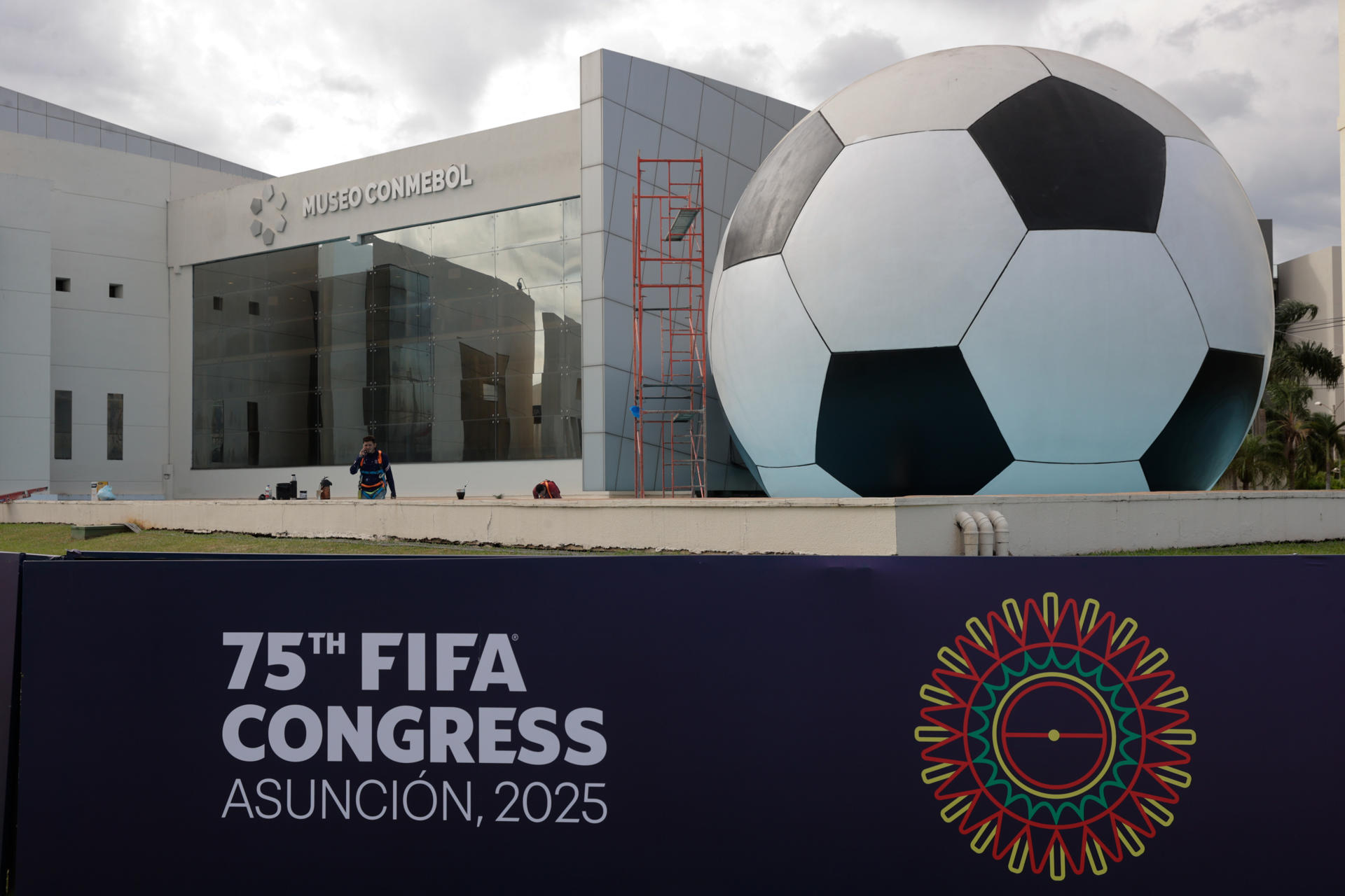 El Centro de Convenciones de la Confederación Sudamericana de Fútbol (Conmebol) se alista para recibir, el 15 de mayo, el 75° Congreso Ordinario de la FIFA. EFE/ Juan Pablo Pino