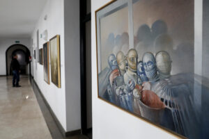 Varias de las obras que forman parte de la exposición retrospectiva homenaje a Vicente Vela, el artista que diseñó el primer anagrama de Loewe y que puso durante 40 años su talento al servicio de esta marca, a través de 37 lienzos con los que se recorre su trayectoria artística, este miércoles en Algeciras (Cádiz). EFE/A.Carrasco Ragel.