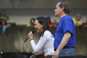 La líder antichavista María Corina Machado (i) junto al exdiputado venezolano Juan Pablo Guanipa. EFE/ Miguel Gutiérrez