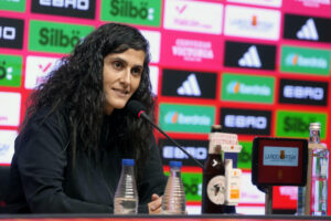 La seleccionadora española, Montse Tomé, durante la rueda de prensa que ha ofrecido en el RCDE Stadium para anunciar la convocatoria para disputar las dos últimas jornadas de la Liga de las Naciones ante Bélgica e Inglaterra, una lista de 25 jugadoras en la que de nuevo se han quedado fuera la portera del Real Madrid Misa Rodríguez y la atacante del Tigres mexicano Jenny Hermoso. EFE/Enric Fontcuberta