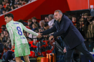 El entrenador del Barcelona, el alemán Hans Flick, da instrucciones a su jugador Pedri durante un partido de Liga. EFE/ Cati Cladera