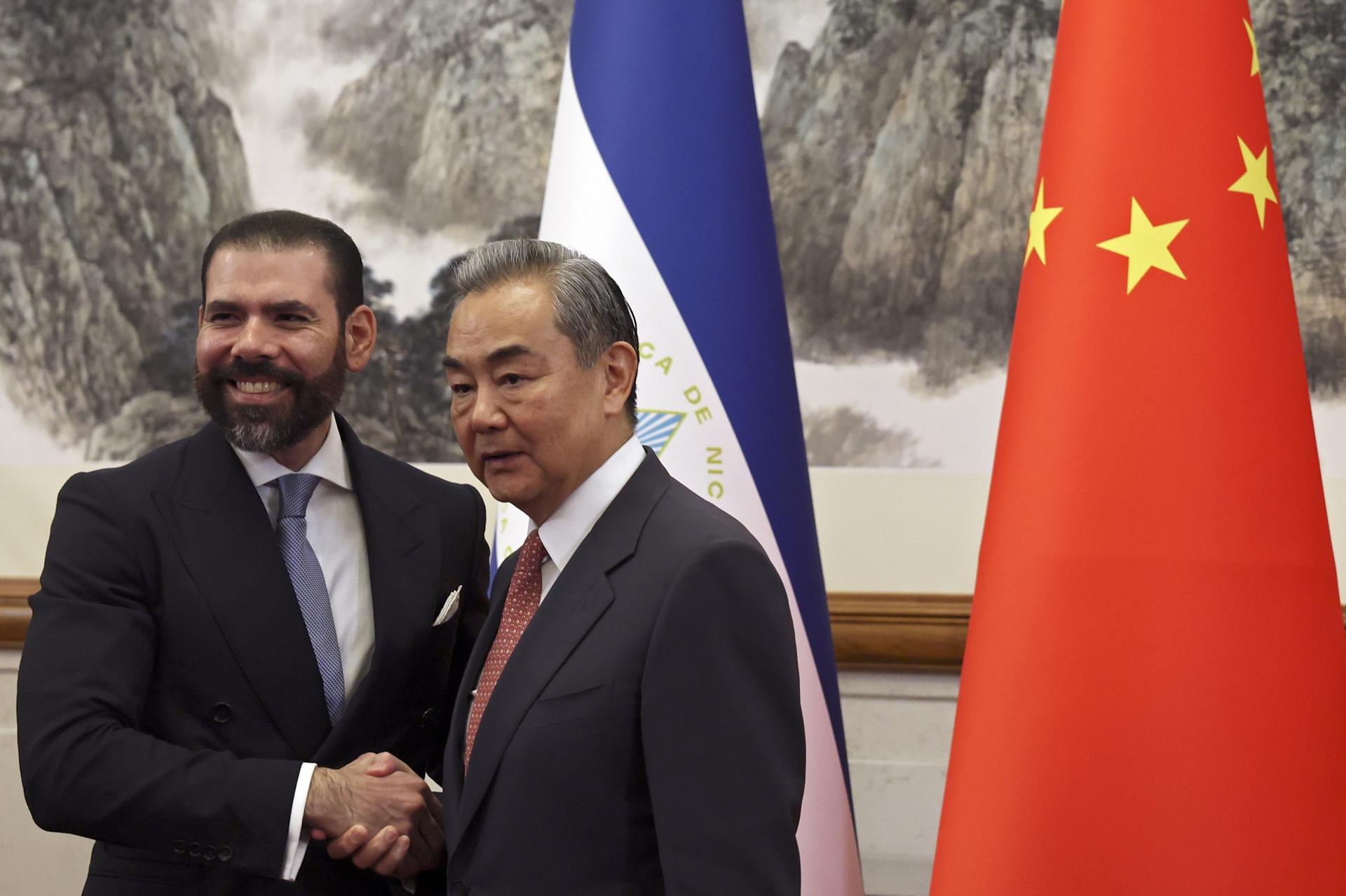 El ministro de Asuntos Exteriores chino, Wang Yi, y el asesor presidencial de Nicaragua, Laureano Ortega Murillo, se dan la mano antes de su reunión en la Casa de Huéspedes Estatales de Diaoyutai, en Pekín, el 12 de mayo de 2025. EFE/EPA/FLORENCE LO / POOL