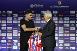 El delantero argentino Julián Alvarez (i) estrecha la mano del presidente del Atlético de Madrid, Enrique Cerezo, durante su presentación en foto de archivo de Mariscal. EFE