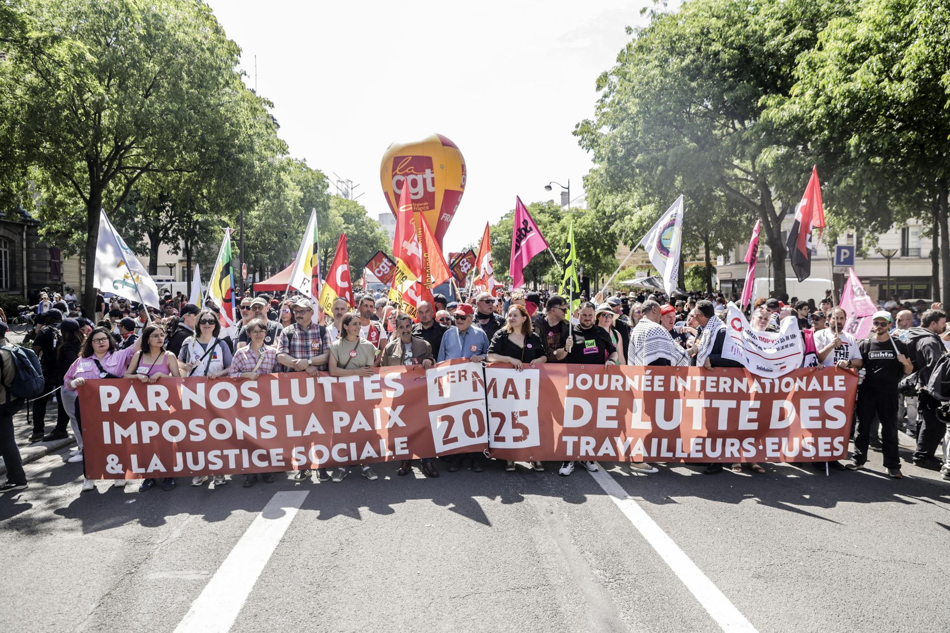 Paris, 1/05/2025.- Algunos incidentes, de poca gravedad, se produjeron este jueves en las manifestaciones sindicales del Primero de Mayo que se desarrollaron en Francia, en las que hubo varias decenas de detenciones, sobre todo en París. EFE/EPA/TERESA SUAREZ