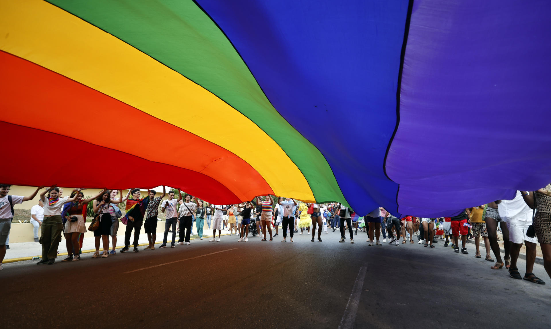 El Gobierno ha denunciado el auge de los discursos de odio y la violencia contra el colectivo LGTBI+, "que encuentran una forma fácil de difusión en internet y en redes sociales" tanto en España como en el resto del mundo. EFE/ Ernesto Mastrascusa