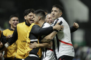 Jugadores de Libertad celebran este martes en Asunción el empate 2-2 con Alianza Lima en un partido de la última jornada de la fase de grupos de la Copa Libertadores que perdían por 0-2 en el Estadio La HUerta. EFE/Juan Pablo Pino.