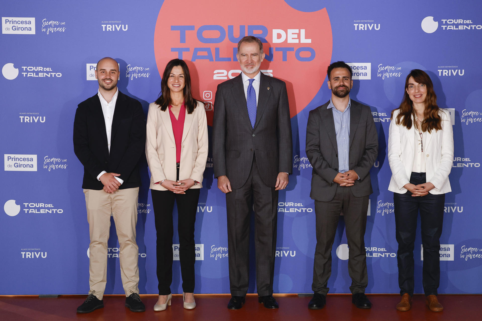 El rey Felipe VI (c) posa con los investigadores e ingenieros Daniel García (i), Cristina Mayor (2i), Antonio Forner (2d) y Noelia Ferruz (d) a su llegada al Princesa de Girona Congress Fest y Tour del Talento celebrado este jueves en Badajoz que culminará con la proclamación del Premio Princesa de Girona en Investigación 2025. EFE/ Mariscal