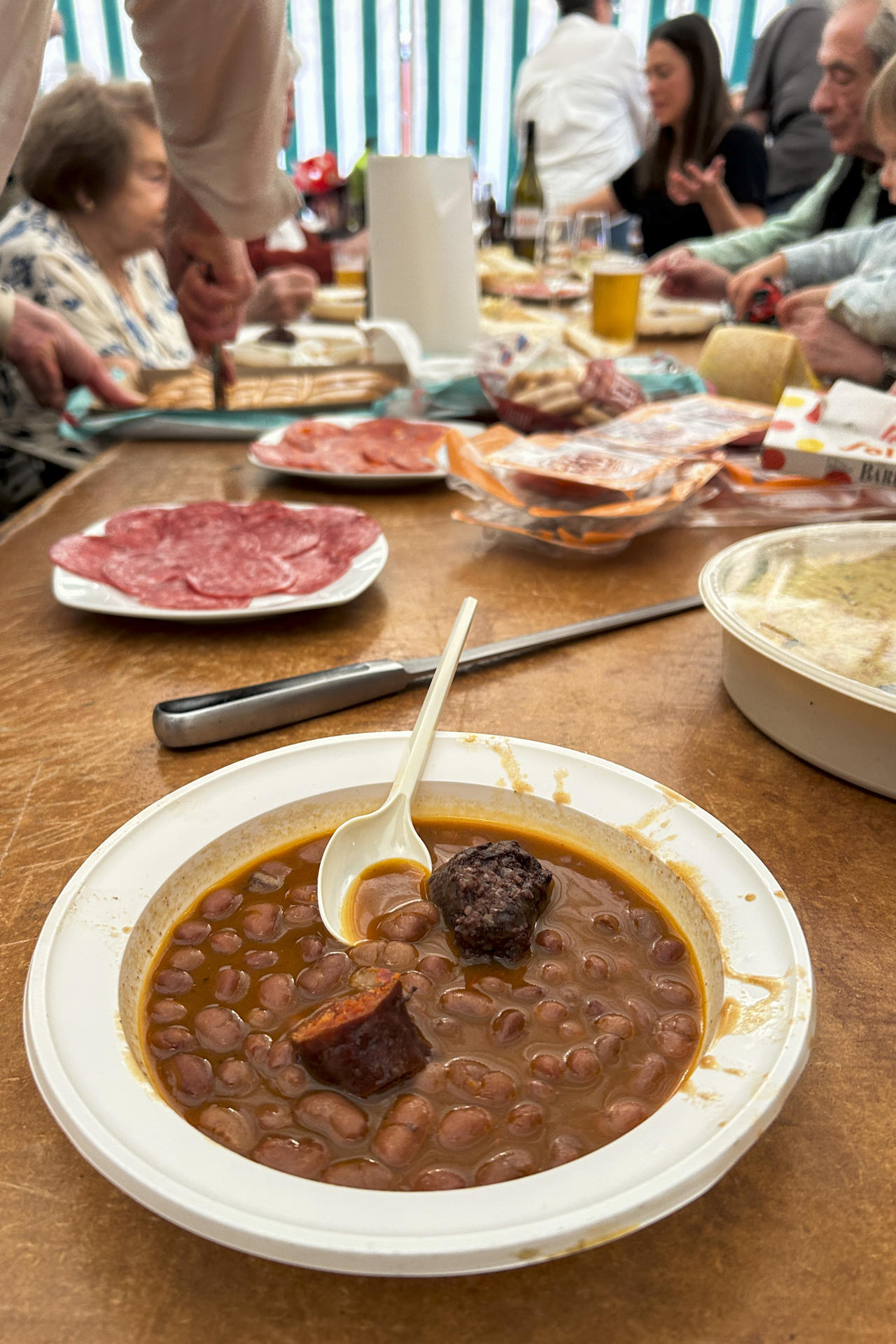La comida vasca no tiene límites, igual que las ganas de los vascos de disfrutar de una buena mesa y compartir sus conocimientos culinarios, y todo ello se ha unido este sábado para que unas 'Putxeras Ferroviarias' lleguen al Real de la Feria de Abril de Sevilla. EFE/ Fermín Cabanillas