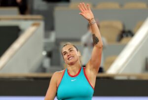 La bielorrusa Aryna Sabalenka en acción durante su partido de primera ronda de individuales femeninos contra la tenista rusa Kamilla Rakhimova en  en Roland Garros en París, Francia. EFE/EPA/TERESA SUAREZ