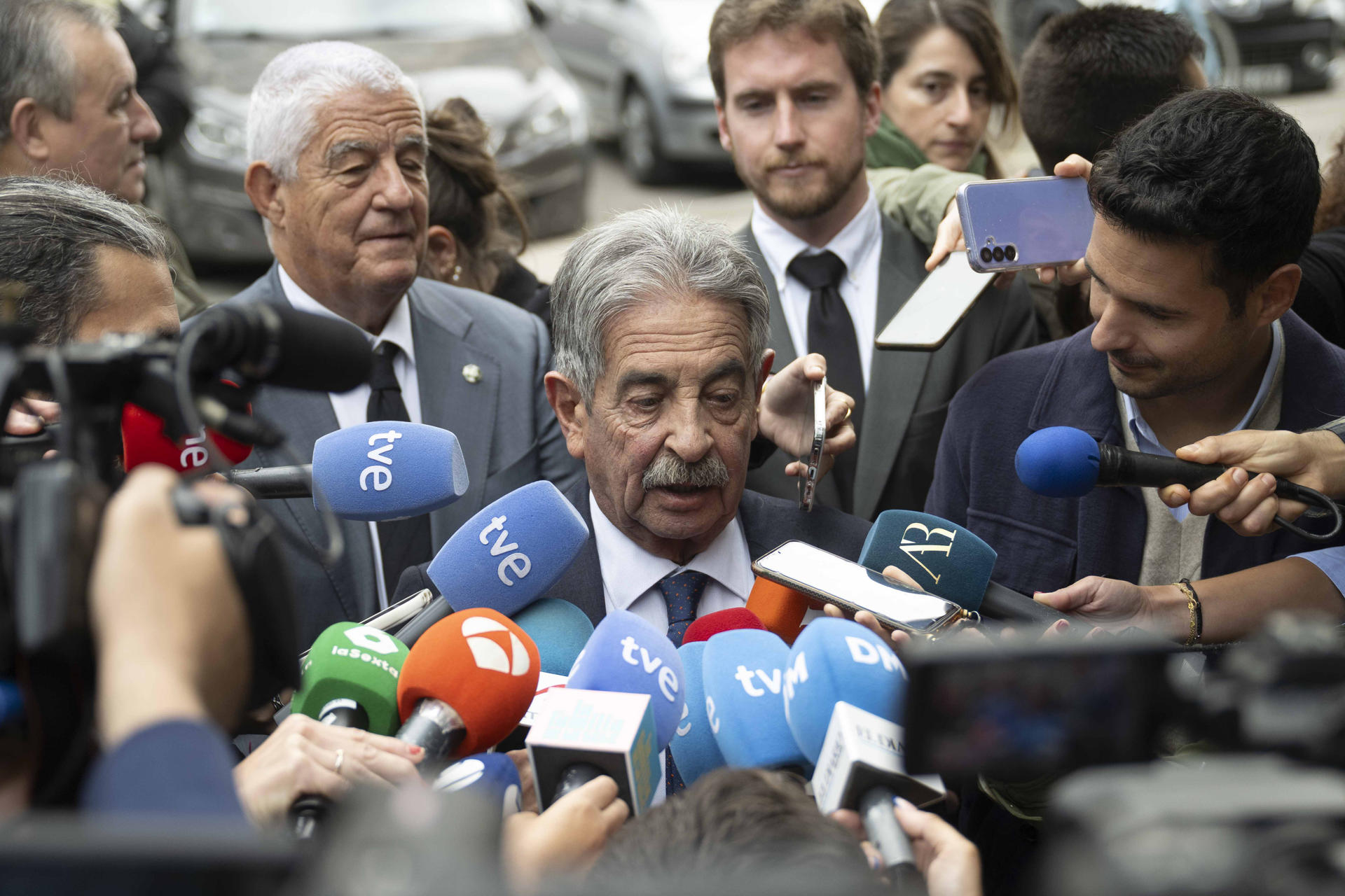 El expresidente cántabro Miguel Ángel Revilla atiende a la prensa este viernes, tras finalizar el acto de conciliación con el rey Juan Carlos I celebrado en un juzgado santanderino, y donde ha dicho que no se retracta de las palabras por las que el emérito le exige una rectificación y 50.000 euros al considerarlas "injuriosas y calumniosas". EFE/Pedro Puente