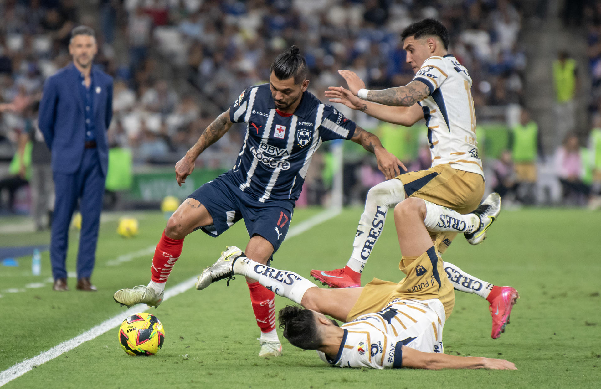 Jesús Corona (i), de Monterrey, disputa el balón con Leo Suarez (d) y Ruben Duarte (abajo), de Pumas, en el partido correspondiente al Play In 2 del Torneo Clausura de México. EFE/Miguel Sierra