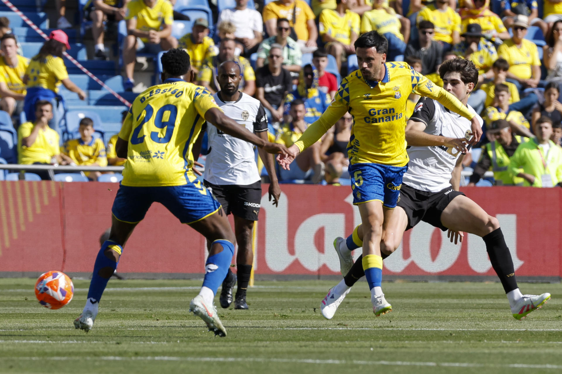 El centrocampista de Las Palmas Javi Muñoz (2d), durante el partido de LaLiga de fútbol que UD Las Palmas y Valencia CF disputaron en el Estadio de Gran Canaria. EFE/Elvira Urquijo